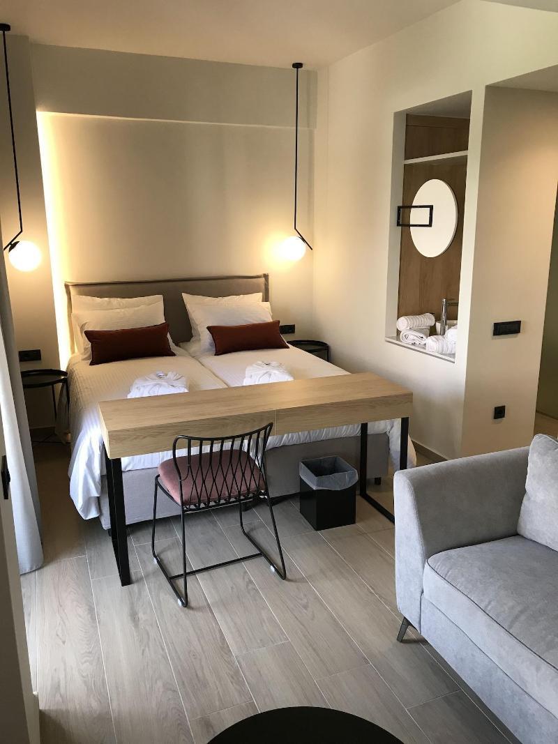 The City Hotel & Suites (Adults Only) 罗希姆诺 外观 照片