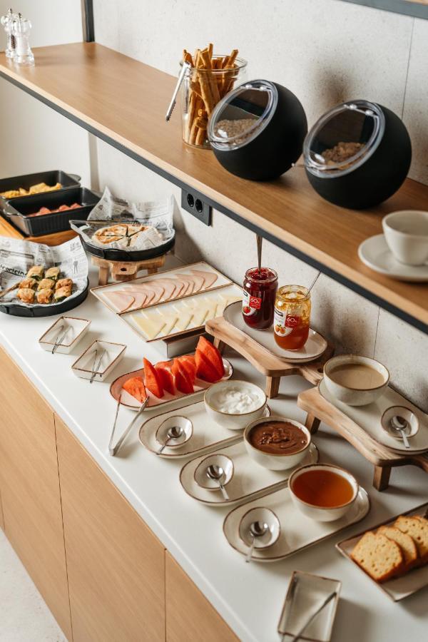 The City Hotel & Suites (Adults Only) 罗希姆诺 外观 照片